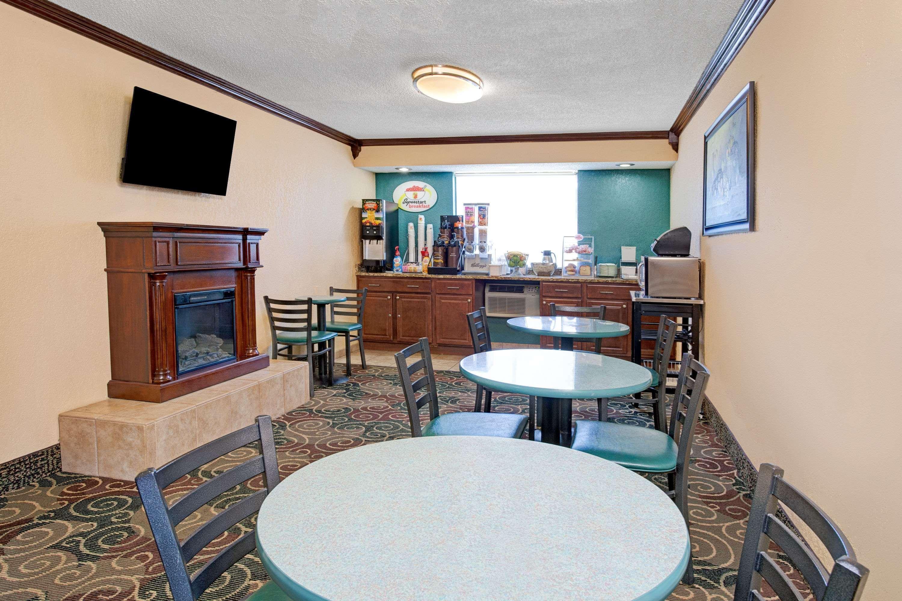 Super 8 By Wyndham Roseville/Detroit Area Zewnętrze zdjęcie